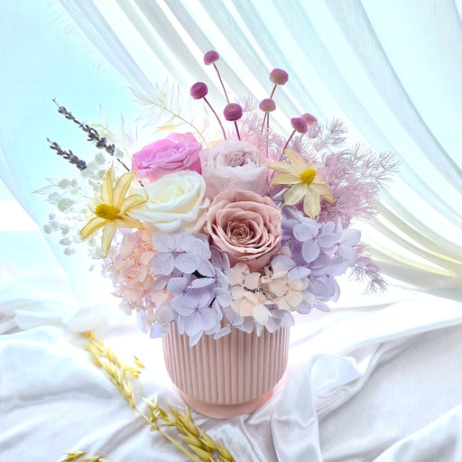 Our Smile of Spring bouquet contains the following dried flower, preserved roses, hydrangea and dried foliage.