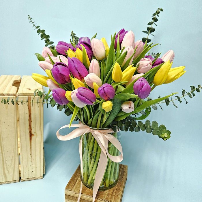 Tulip Fantasy - Tulip Hand Bouquet - Flower In Vase - Flower Delivery Singapore - Well Live Florist