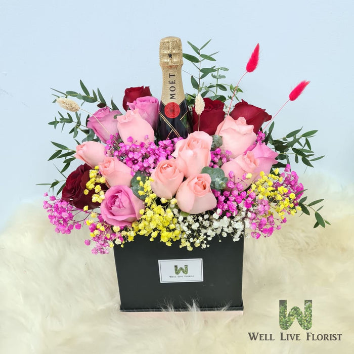 Flower Arrangements of 09 Roses , Baby's Breath and Foliage include 01 Bot Mini MOET Champagne 200ml 