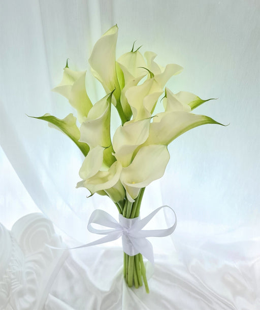 Classy hand bouquet of 15 elegant calla lily.