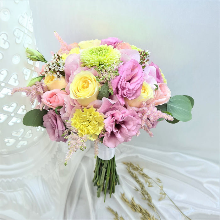 Dazzling hand bouquet of enthralling garden roses, eustoma, hydrangea and filler flower