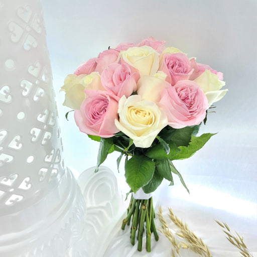 Exquisite hand bouquet of enticing 20 pink / white roses 