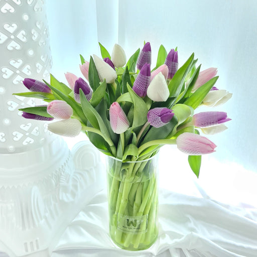 Magnificent table arrangements of 30 mix-coloured exquisite tulips.
