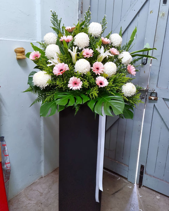 Fresh lily condolences flower stand, gerbera condolences flower stand, chrysanthemum condolences flower stand