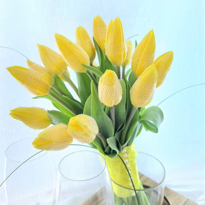 Classy hand bouquet of 20 elegant tulips.